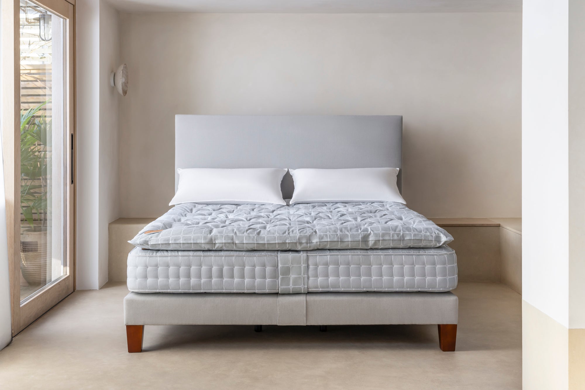 Savoir Harlech bed with HC Topper and two pillows